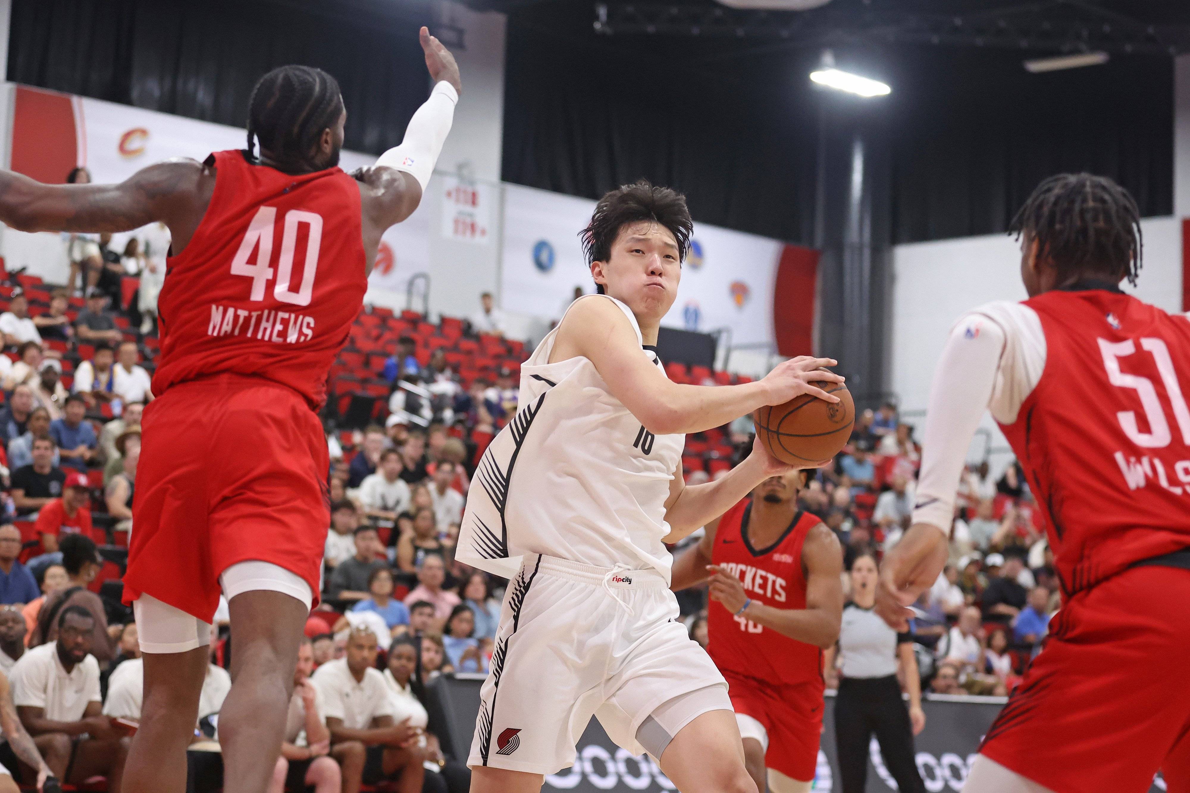 杨瀚森8+8+5+3篮板创新高 夏联G4开拓者击败火箭